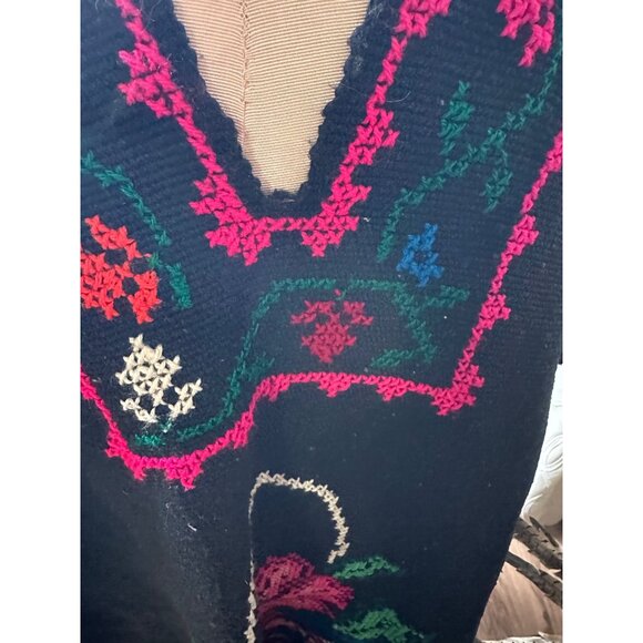 Vtg Wool Mexican Embroidered Poncho Floral Cross-Stitch Fringe Boho Hippie O/S - Picture 13 of 16